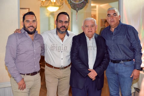 17032020 EN FAMILIA.  Jorge Rivera con sus hijos en reciente celebración.