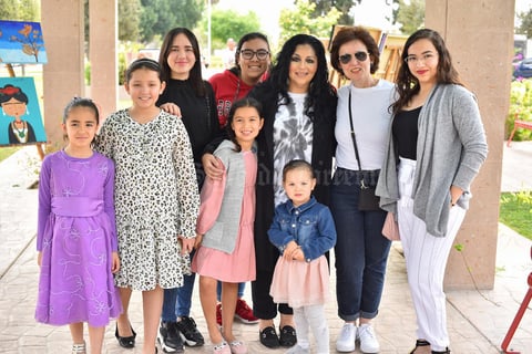 15032020 LA FOTO DEL RECUERDO.  La maestra Alejandra de la Peña en compañía de sus alumnos en pasada exposición de arte.