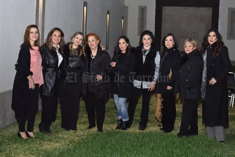 12032020 UN AñO MáS DE VIDA.  Sandra Romero en compañía de algunas de las asistentes a su fiesta de cumpleaños.