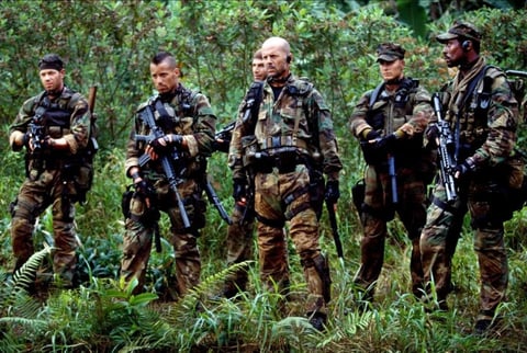 2. Tears of the Sun
Un comando americano y sus hombres tratan de llevar a una doctora y a refugiados africanos a un lugar seguro.
