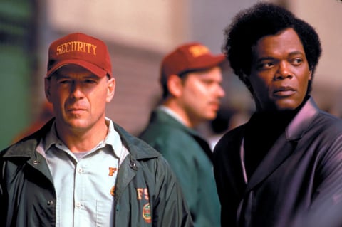 5. Unbreakable
David Dunn es el único sobreviviente de un terrible accidente ferroviario. El misterioso Elijah Price ofrece a David una extraña explicación sobre su salvación, un motivo que amenaza con cambiar su vida y a su familia para siempre.