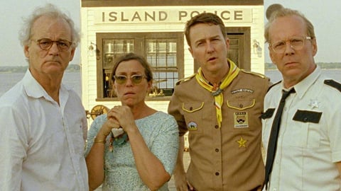 6. Moonrise Kingdom
El año es 1965, y los residentes de Nueva Penzance, isla en la costa de Nueva Inglaterra, viven en una comunidad que parece estar libre de algunas de las cosas malas que suceden en el resto del mundo. Sam y Suzy de doce años se han enamorado y deciden huir. Pero una tormenta violenta se está acercando a la isla, obligando a un grupo de adultos a movilizarse y encontrar a los chicos antes de que ocurra una tragedia.