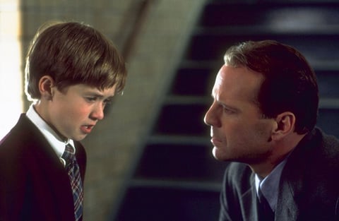9. The sixth sense
Malcolm Crowe es un psicólogo infantil que vive obsesionado por el recuerdo de un joven al que fue incapaz de ayudar. Cuando conoce a Cole, un aterrorizado y confuso niño de ocho años, se le presenta la oportunidad de redimirse haciendo todo lo posible por ayudarlo. Sin embargo, el doctor no está preparado para descubrir la terrible verdad sobre el chico: recibe visitas de espíritus atormentados que lo asustan.