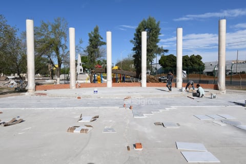 Se están terminando de instalar las seis columnas representativas de los Niños Héroes de Chapultepec, además de una explanada cívica de mármol.