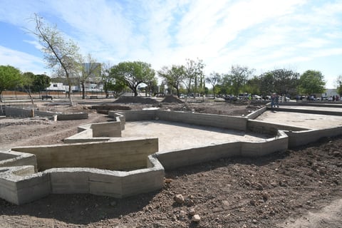 Ya se construye en la parte central de la Plaza de la Tortuga, el llamado “Lago Torreón”, mismo que tendrá la forma del contorno del municipio; se le instalarán juegos de luces para hacerlo más atractivo, según se informó en los avances de la obra, la cual fue supervisada ayer.