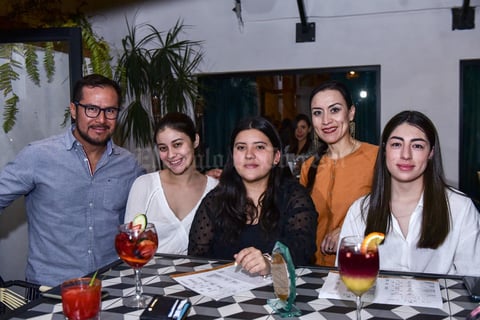19032020 ENTRE AMIGOS.  Francisco Pérez, Mafer Pérez, Cristy Garcia, Luisa de Luna y Nicole de la Torre.