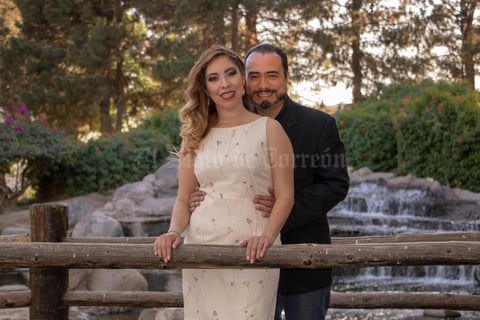 23032020 Judith Escandón y Juan de Dios Rivas en una sesión fotográfica con motivo de su compromiso matrimonial.