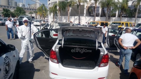 Esta mañana, cientos de vehículos entre autobuses y taxis se congregaron en la explanada del Estadio Rosa Laguna para ser sujetos a la aplicación de un químico que reduce los microorganismos hasta cierto nivel de seguridad.