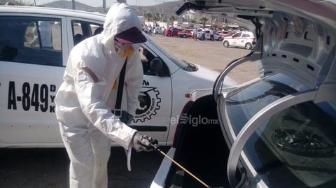 Esta mañana, cientos de vehículos entre autobuses y taxis se congregaron en la explanada del Estadio Rosa Laguna para ser sujetos a la aplicación de un químico que reduce los microorganismos hasta cierto nivel de seguridad.