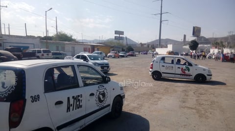 Este viernes se formaron largas filas sobre el bulevar José Rebollo Acosta y en el caso de los autobuses el proceso de sanitización tuvo una duración de 38 a 42 segundos mientras que en los taxis, la aplicación del químico se hizo en un periodo de 25 a 30 segundos.