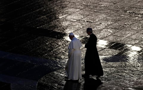 Rezó por la humanidad en el Vaticano.