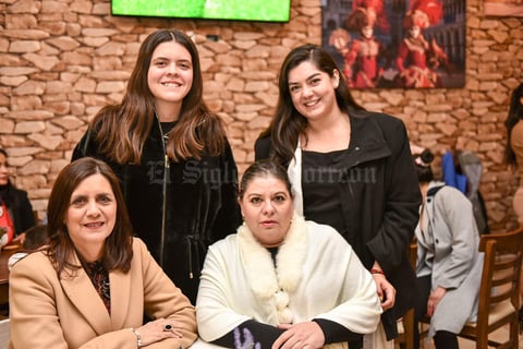28032020 DISFRUTAN DE INAUGURACIóN.  Bárbara, Elena, Guille y Alicia.