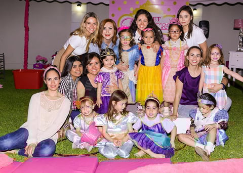 25032020 Elisa disfrutó de una divertida celebración de cumpleaños.