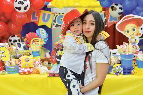 27032020 Luciana la pasó genial el día de su fiesta de cumpleaños, en la fotografía la acompaña Itzel.