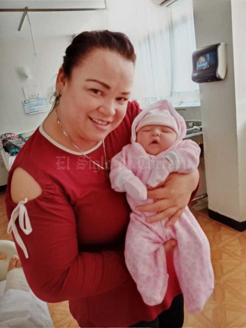 29032020 La feliz abuelita Lucero Cháirez con su nieta Victoria Díaz de León.