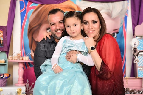 29032020 Victoria celebró su cumpleaños número cinco por lo que le fue organizada una divertida fiesta, en la fotografía la acompañan sus papás Lineth Gallegos y Jesús Ibarra.
