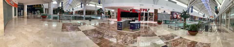 Centro comercial lució vacío ante contingencia en Coahuila