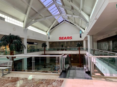 Centro comercial lució vacío ante contingencia en Coahuila