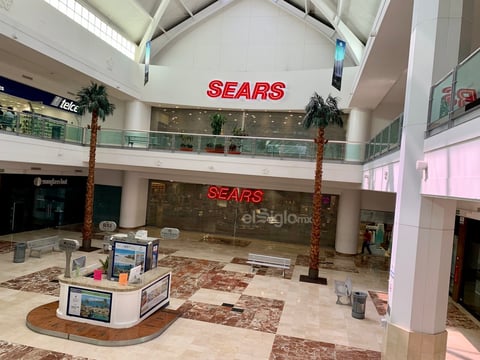 Centro comercial lució vacío ante contingencia en Coahuila