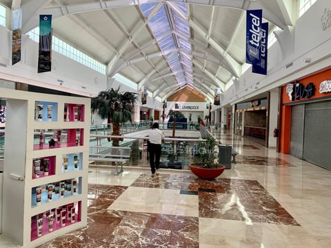 Centro comercial lució vacío ante contingencia en Coahuila