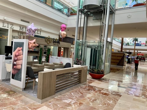 Centro comercial lució vacío ante contingencia en Coahuila