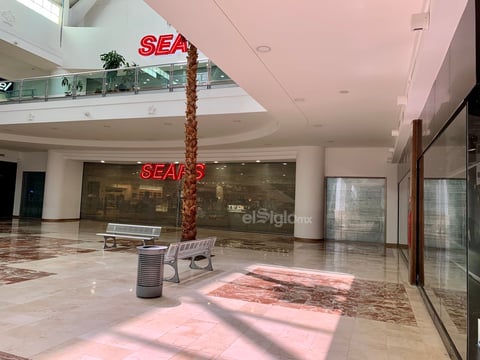 Centro comercial lució vacío ante contingencia en Coahuila