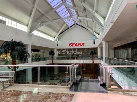 Centro comercial lució vacío ante contingencia en Coahuila