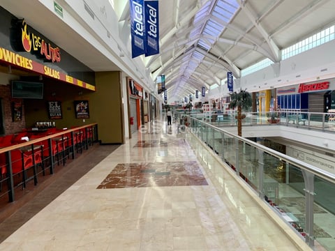 Centro comercial lució vacío ante contingencia en Coahuila