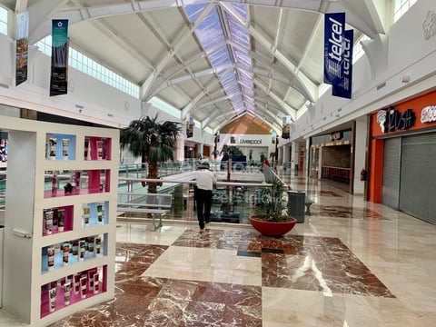 Centro comercial lució vacío ante contingencia en Coahuila