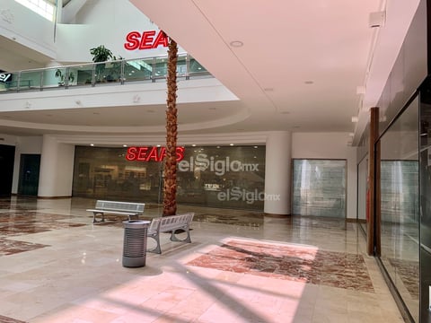 Centro comercial lució vacío ante contingencia en Coahuila