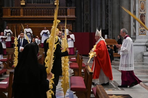 Francisco realizó una corta procesión por la nave central de la basílica.