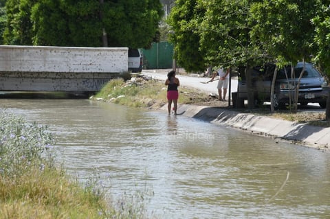 Personas que viven en colonias muy cercanas al caudal, acostumbran realizar actividades cotidianas, pese al riesgo de caer accidentalmente al agua y perder la vida.
