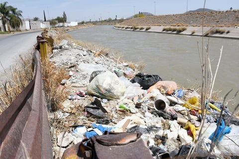 Se utilizan los canales de riego como depósitos de basura o escombro y la acumulación de desechos provoca desbordes del agua.