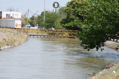 Aunque algunas zonas de los canales son de menor dimensión, con poca profundidad y aparentemente el agua está tranquila, las personas están expuestas a ser arrastradas por la corriente.