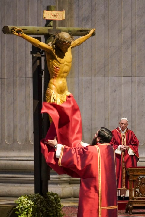 Sin fieles, Papa Francisco preside misa del Viernes Santo
