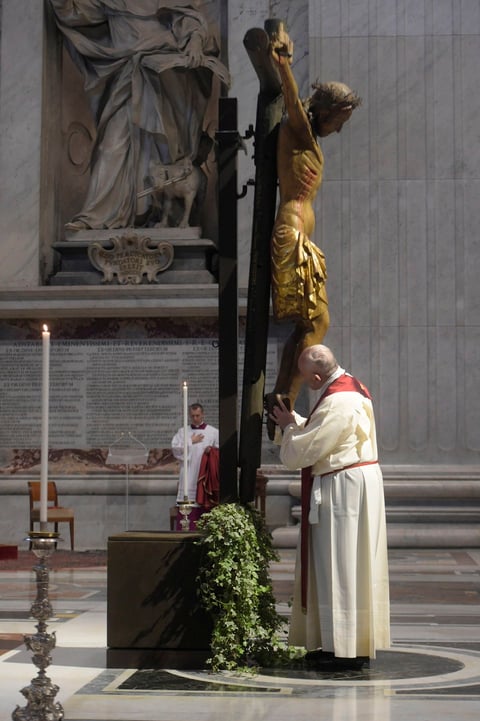 Sin fieles, Papa Francisco preside misa del Viernes Santo