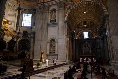 Sin fieles, Papa Francisco preside misa del Viernes Santo