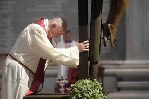 Sin fieles, Papa Francisco preside misa del Viernes Santo