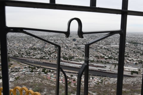 Sin embargo, este año el complejo religioso lució sin las cerca de 60 mil personas que se registraron el año pasado, ya que las medidas preventivas ante la presencia del coronavirus, llevaron a suspender todo tipo de actividades donde exista aglomeración de gente, entre ellas el Viacrucis.
