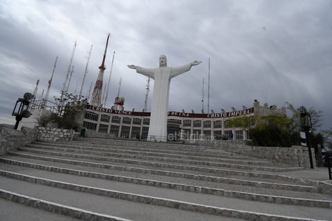 Cabe destacar que las autoridades eclesiásticas llevaron esta vivencia del acercamiento con Cristo a través de las redes sociales, en donde el obispo de la Diócesis de Torreón, Luis Martín Barraza Beltrán, celebró la misa de este Viernes Santo de manera privada desde la Catedral de Nuestra Señora del Carmen.