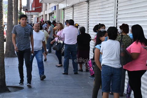 Prueba de ello, son las filas que se forman en los bancos.