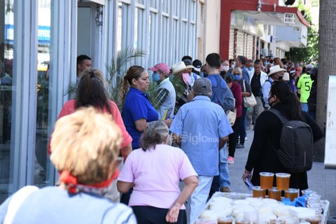 Laguneros se aglomeraron afuera de las sucursales.