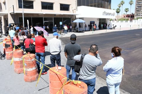 Varias personas acudieron acompañadas, pese al pedido de solo un cliente por banco.