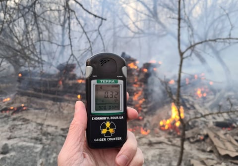 Bomberos y lluvia controlan incendios cerca de Chernóbil