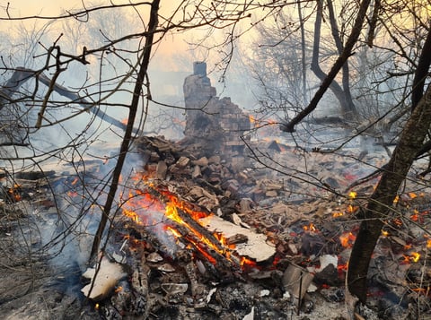 Bomberos y lluvia controlan incendios cerca de Chernóbil