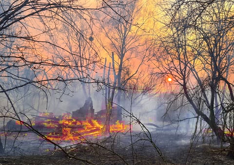 Bomberos y lluvia controlan incendios cerca de Chernóbil
