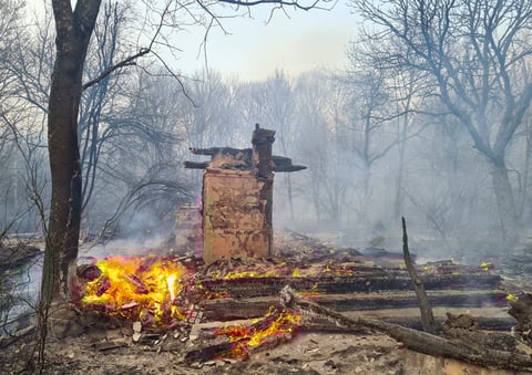 Bomberos y lluvia controlan incendios cerca de Chernóbil