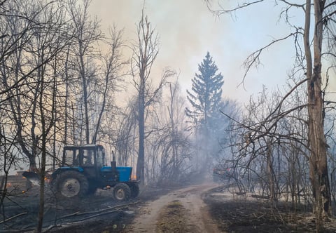 Bomberos y lluvia controlan incendios cerca de Chernóbil