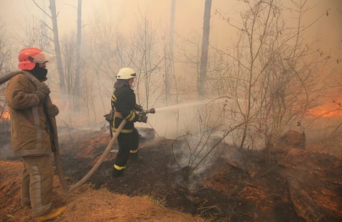 Bomberos y lluvia controlan incendios cerca de Chernóbil