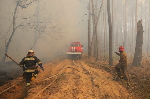 Bomberos y lluvia controlan incendios cerca de Chernóbil